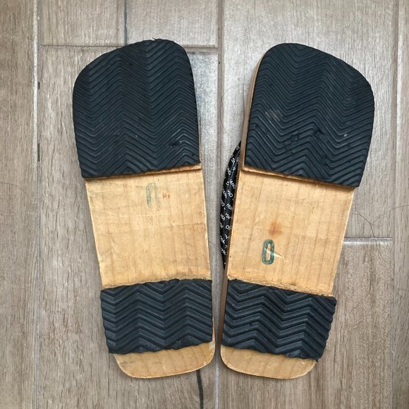 Wooden Kung Fu Sandals - Picture 3 of 5
